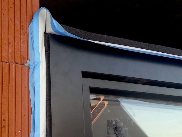 fereastra-lemn-aluminiu pusa in opera cu banda precomprimata