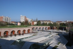 vedere-curte-ferestre-lemn-bastion