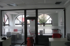 amenajare-interior-banca-vitrina-lemn-stratificat