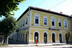 cladire-restaurata-ferestre-lemn