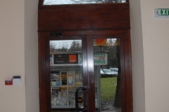 usa-intrare-banca-lemn-stratificat