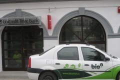 vitrina-bolta-intrare-banca-lemn