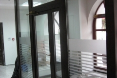 vitrina-usa-intrare-banca-lemn-stratificat